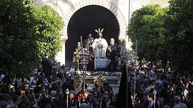 El Señor de la Sagrada Cena, por el Patio de los Naranjos, en la procesión del Corpus de este domingo