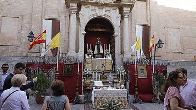Altar del Carmen de San Cayetano en el convento de Santa Ana