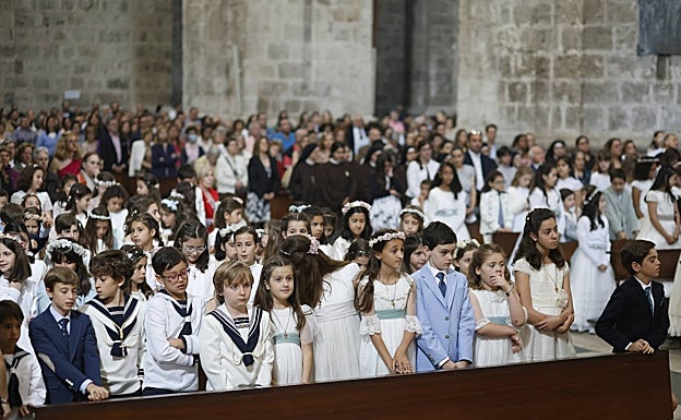Niños de Valladolid vestidos con sus trajes de comunión en la catedral