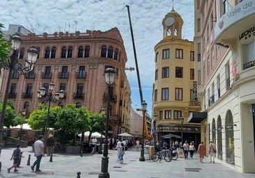 Una gigantesca grúa opera en las obras del antiguo edificio de Simago en Córdoba y corta accesos al Centro