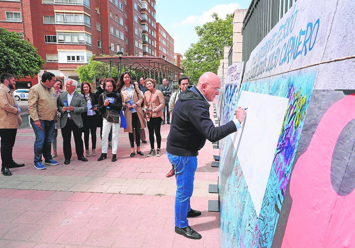 Carnero, durante la campaña, en la presentación de su propuesta para soterrar las vías en Valladolid