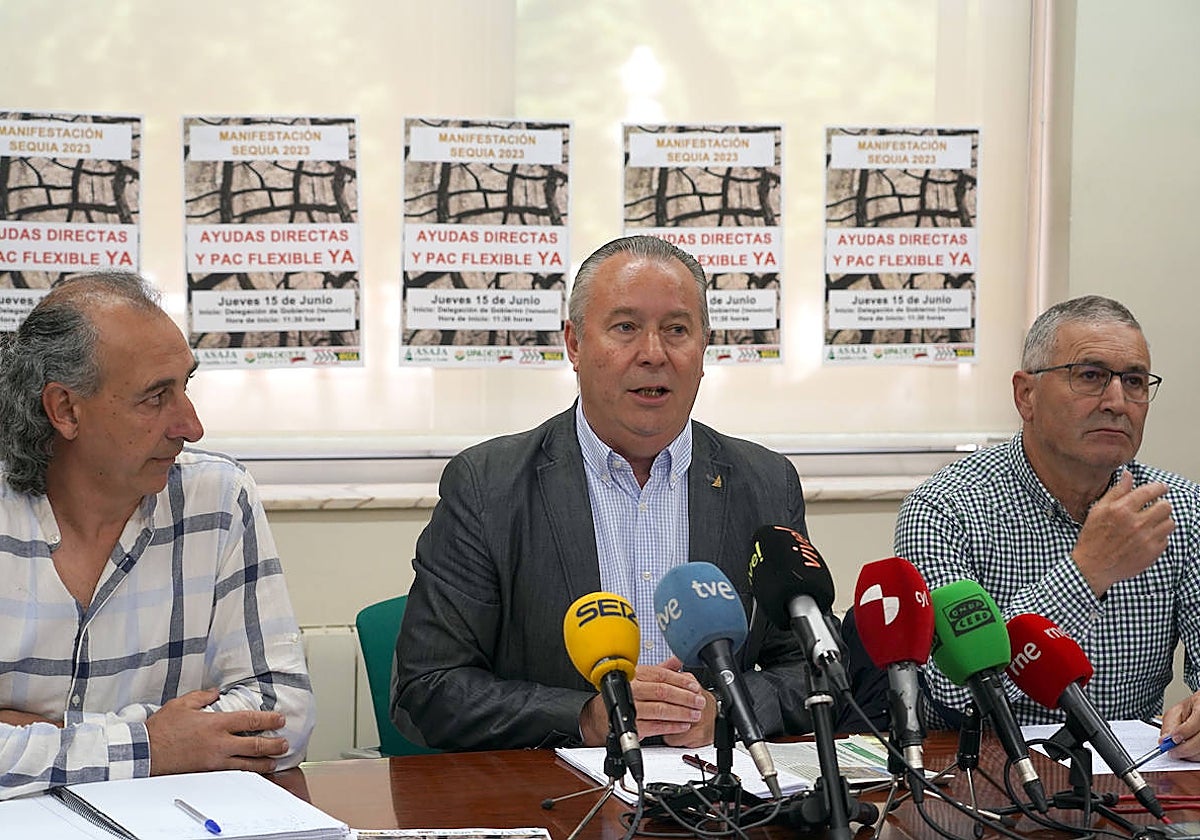 El presidente autonómico de Asaja, Donaciano Dujo, y el coordinador regional de UCCL, Jesús Manuel González Palacín, presentan la próxima movilización del campo de Castilla y León el 15 de junio para reclamar ayudas urgentes