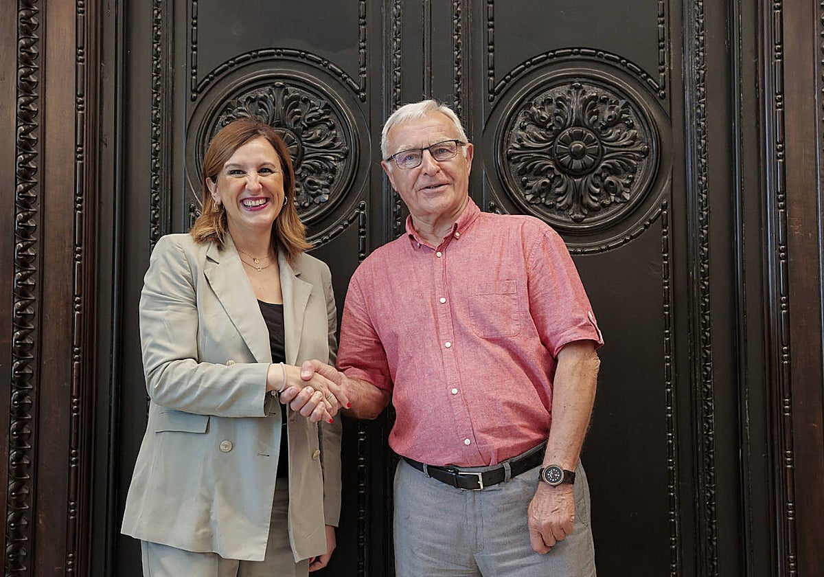 Imagen de la futura alcaldesa de Valencia, María José Catalá, durante su reunión este lunes con el alcalde en funciones, Joan Ribó