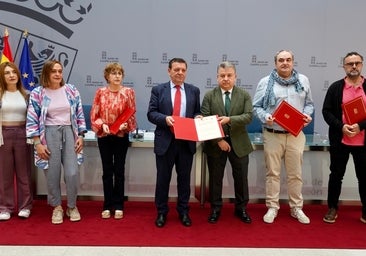 Firmado el convenio que mejorará las condiciones de 12.600 empleados laborales de la Junta