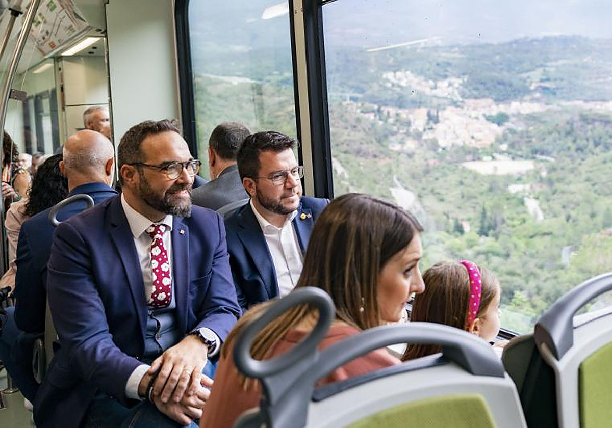 Pere Aragonès, presidente de la Generalitat de Cataluña, con Juli Fernàndez, consejero de Territorio, ayer, celebrando el XX aniversario del Cremallera de Montserrat