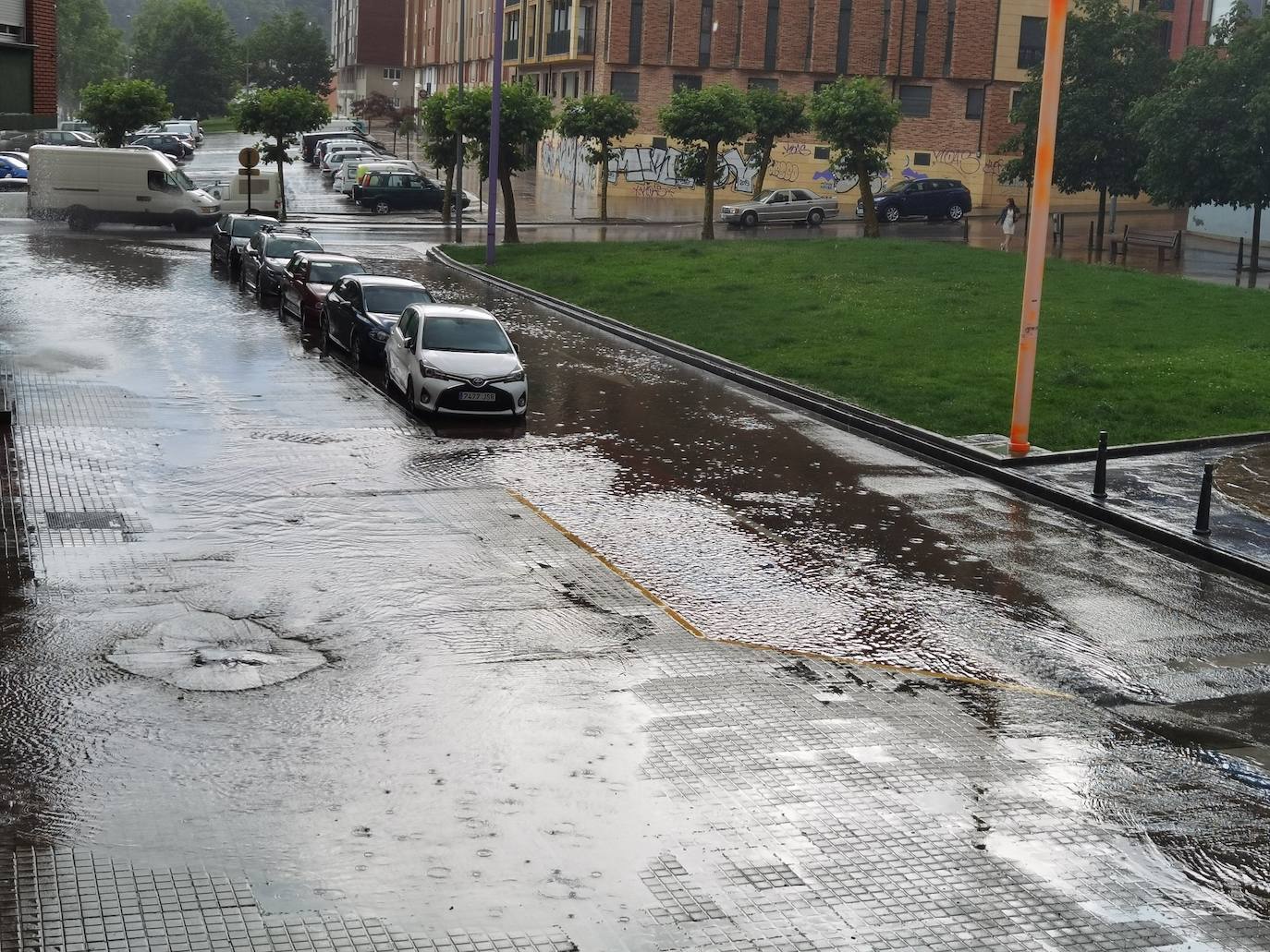 Una fuerte tromba de agua y granizo inunda Ponferrada