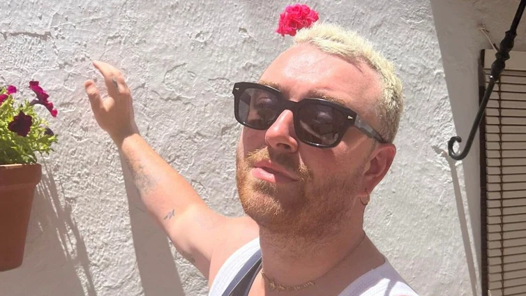 El cantante Sam Smith se pasea por la Costa del Sol tras el lanzamiento de «Vulgar» con Madonna
