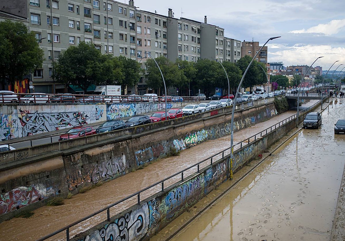 Varios coches se quedan atascados en la vía por las inundaciones en las calles de Terrassa
