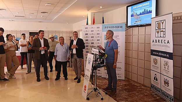 El presidente de la asociación de restaurantes Abreca, Francisco Javier del Castillo, en la presentación junto al alcalde, Toni Pérez, y el director general de Turismo, Herick Campos