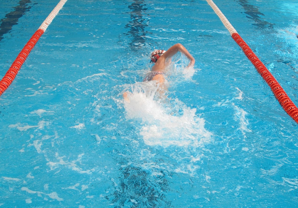 Un participante en una escuela deportiva de natación en la provincia de Alicante