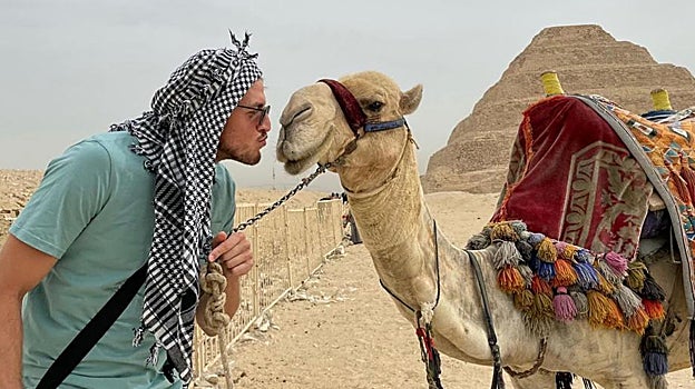 El portero del Córdoba Carlos Marín bromea junto a un camello en una divertida imagen en Egipto