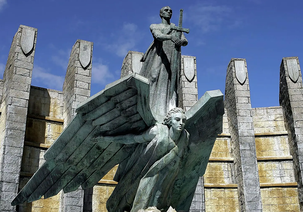 Imagen de archivo del monumento a Franco, incluido en el catálogo de vestigios franquistas