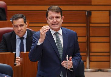 Mañueco acusa a Tudanca de crear «alarmismo» con la sanidad animal y éste le responde: «El peligro es usted»