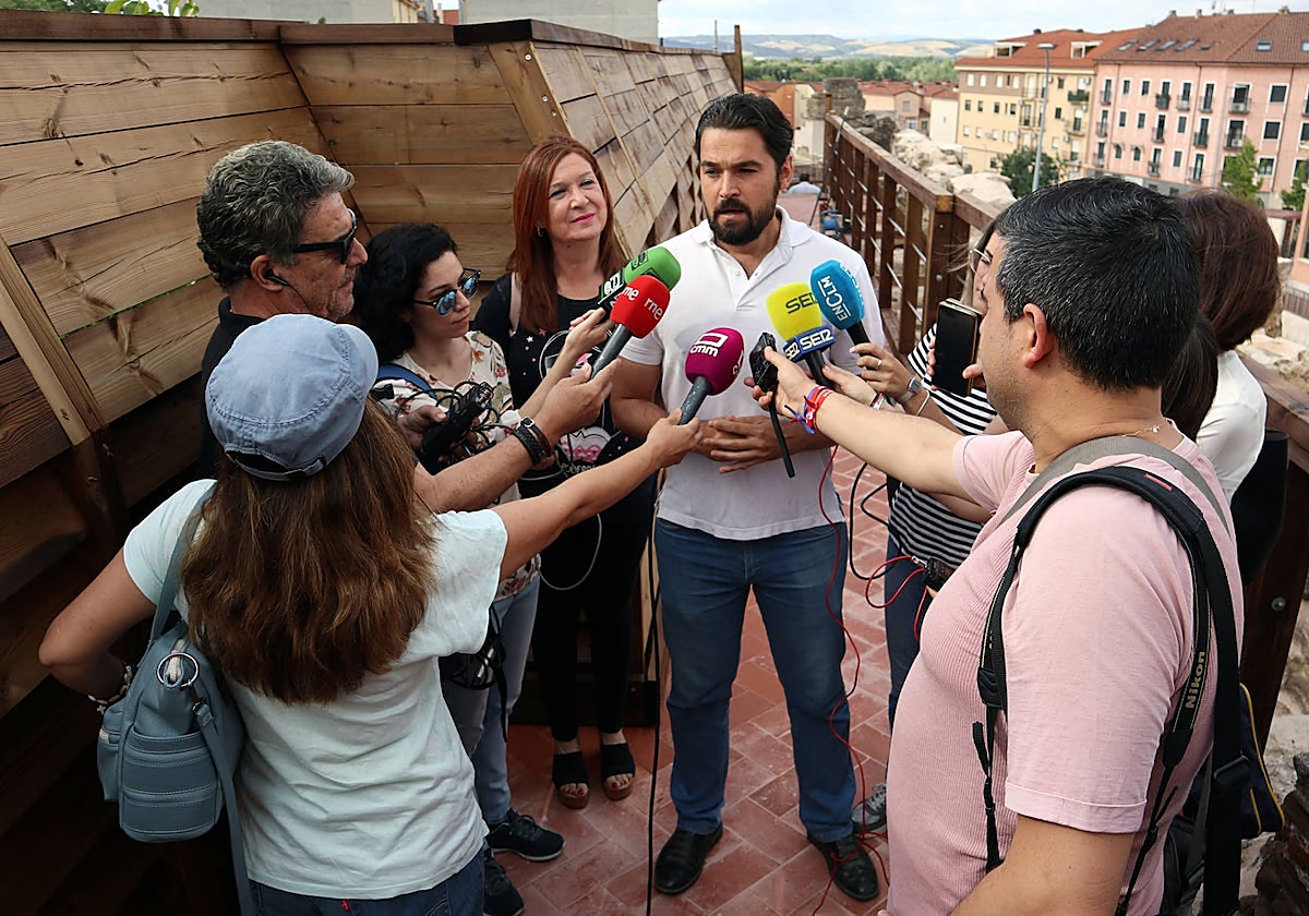De la Llava ha visitado la muralla junto a periodistas de Talavera