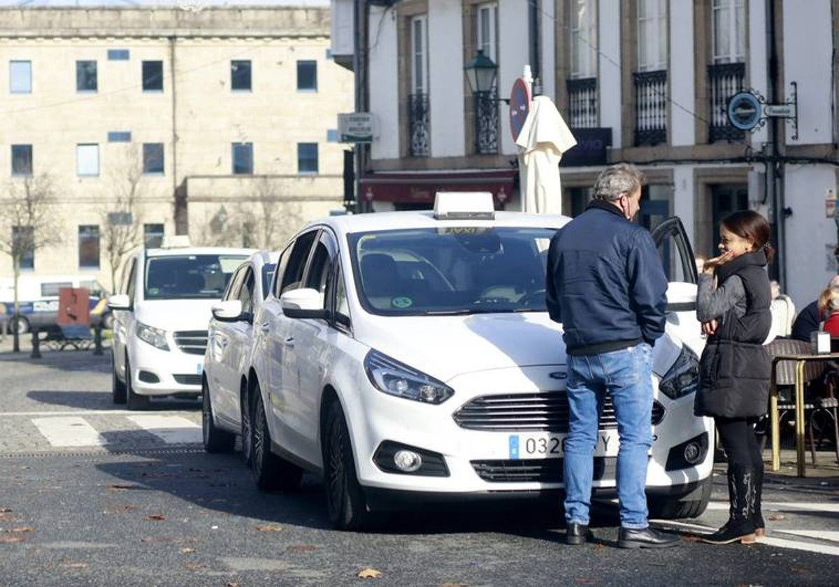 Varios taxis esperan un servicio en una parada del casco histórico