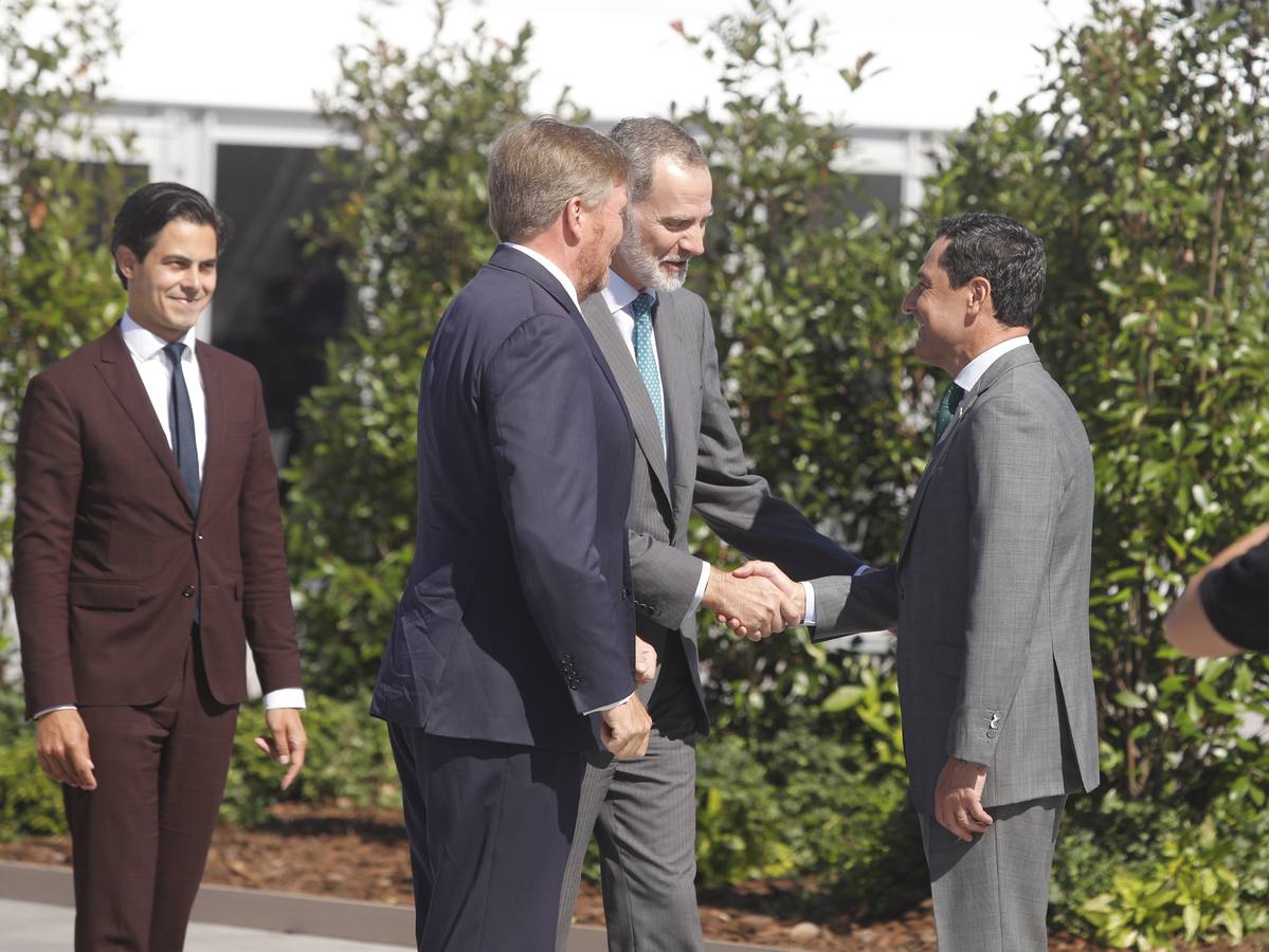 Los monarcas Felipe VI y Guillermo Alejandro asisten a la firma del acuerdo de Cepsa con Yara y Gasunie para impulsar el primer corredor de hidrógeno verde de Europa