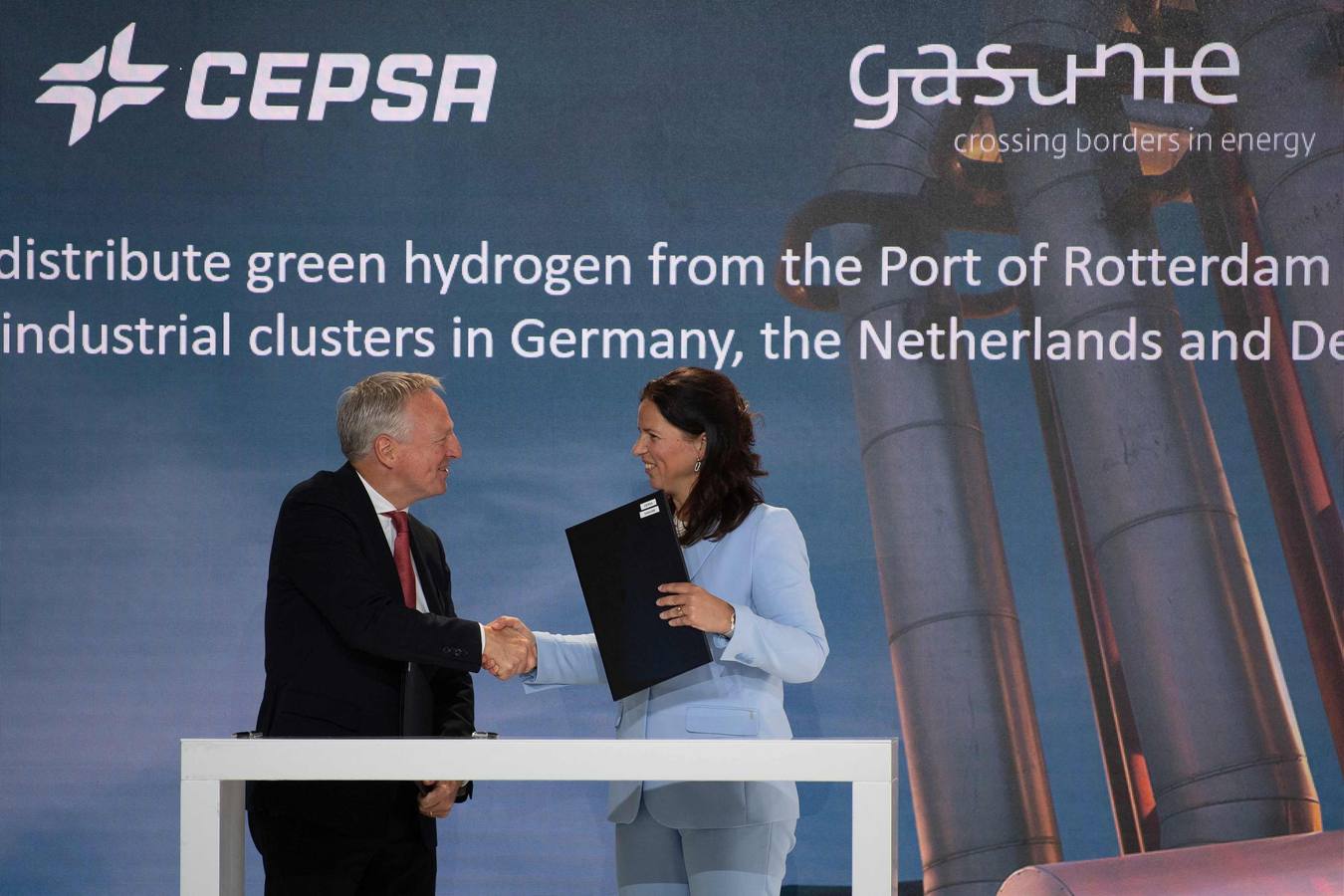 Los monarcas Felipe VI y Guillermo Alejandro asisten a la firma del acuerdo de Cepsa con Yara y Gasunie para impulsar el primer corredor de hidrógeno verde de Europa