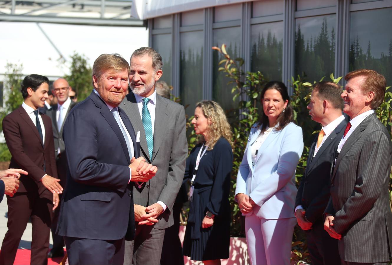 Los monarcas Felipe VI y Guillermo Alejandro asisten a la firma del acuerdo de Cepsa con Yara y Gasunie para impulsar el primer corredor de hidrógeno verde de Europa