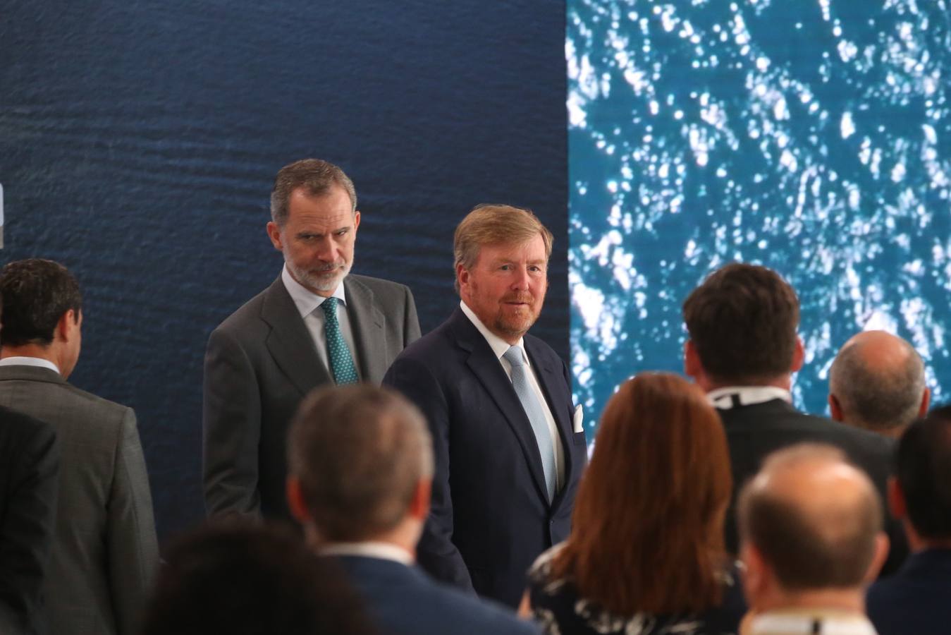 Los monarcas Felipe VI y Guillermo Alejandro asisten a la firma del acuerdo de Cepsa con Yara y Gasunie para impulsar el primer corredor de hidrógeno verde de Europa