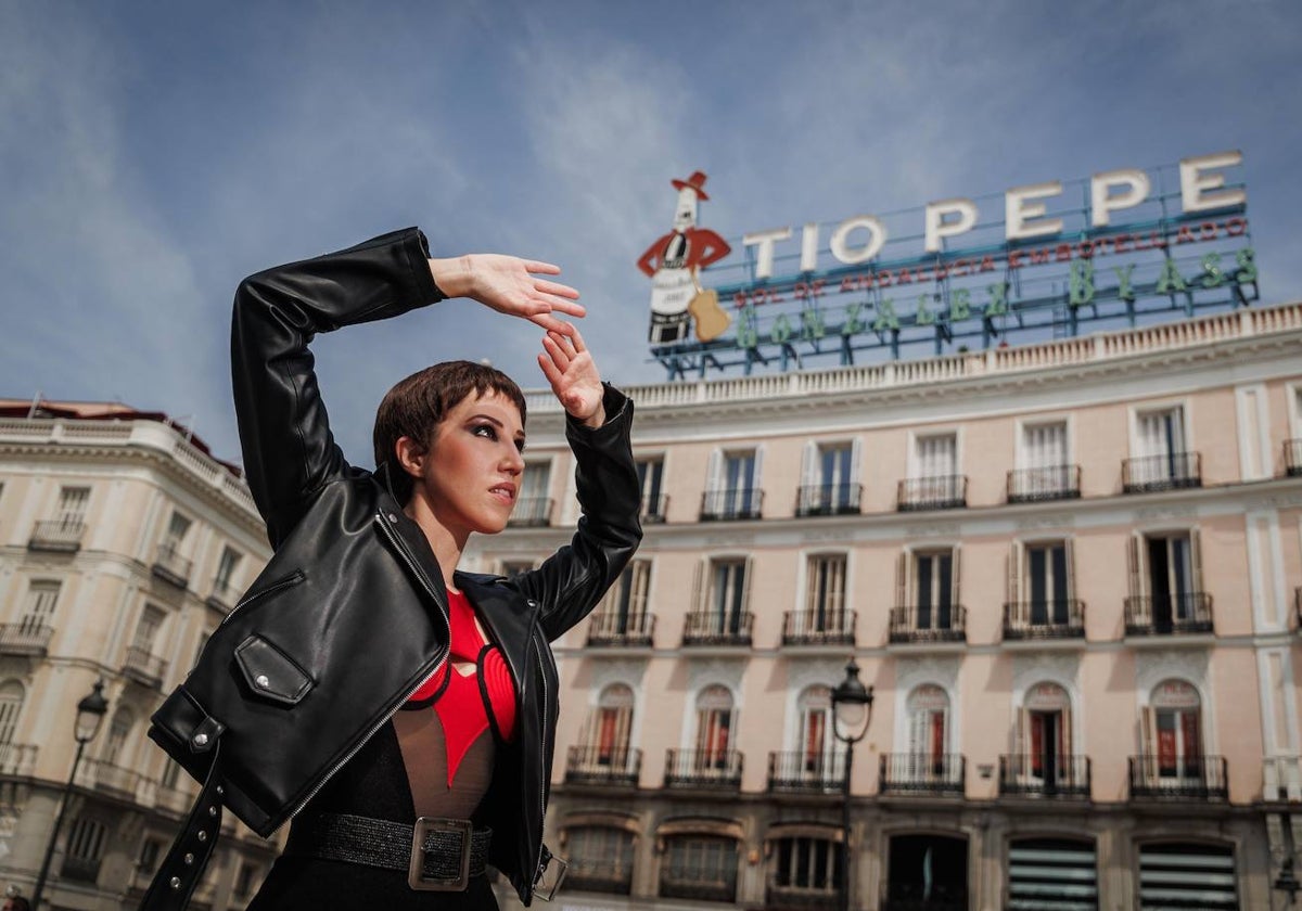 Belén Alarcón, en un momento de la entrevistada en la Puerta del Sol