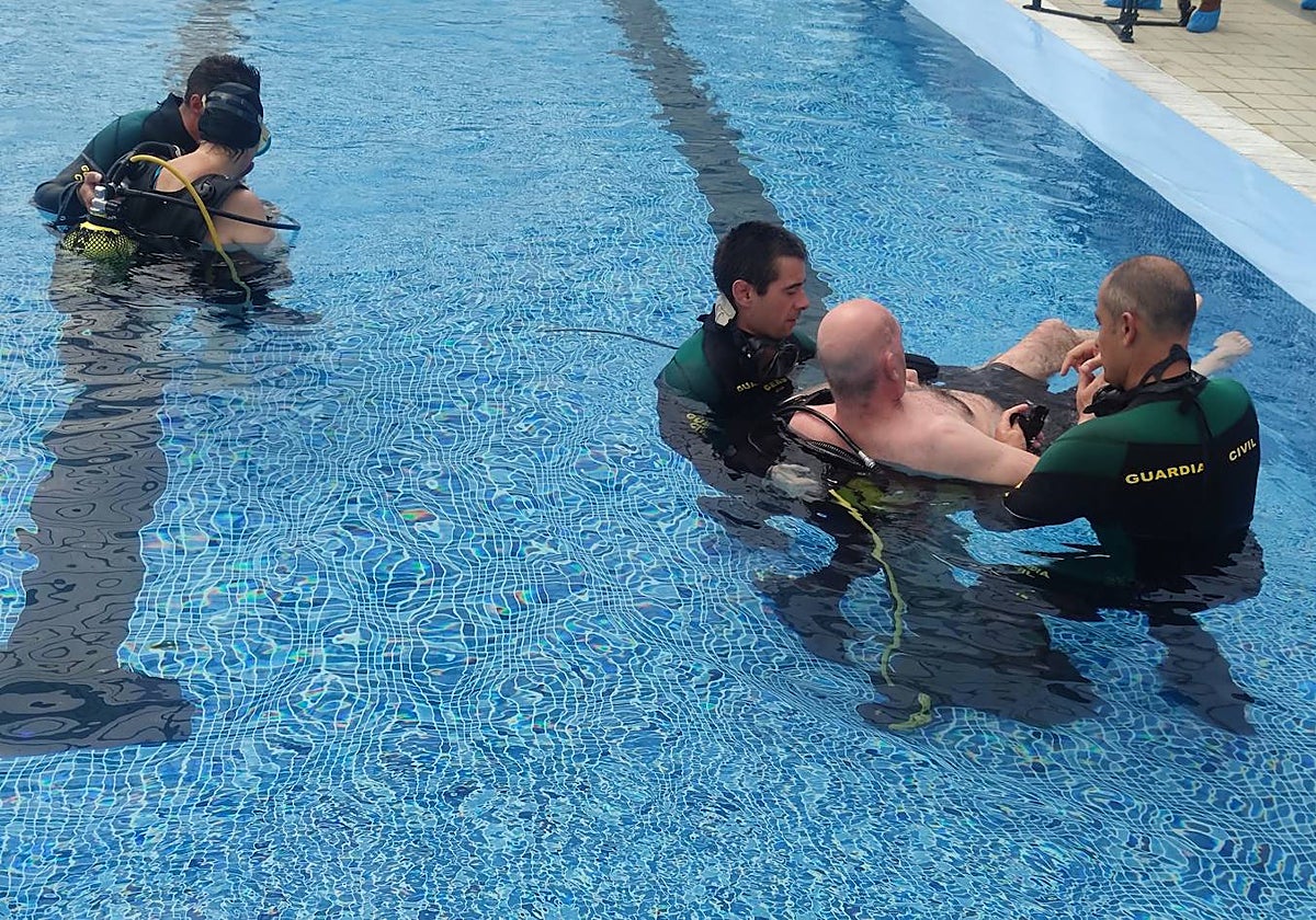 Una decena de usuarios del CRE de San Andrés del Rabanedo (León) participa en la XV Jornada de Buceo Adaptado