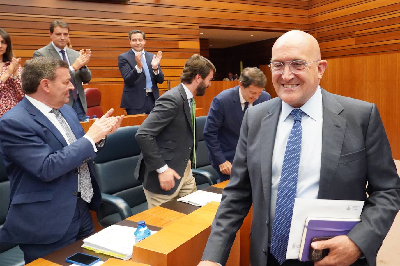 Jesús Julio Carnero es felicitado por sus compañeros de bancada tras ganar las elecciones en Valladolid