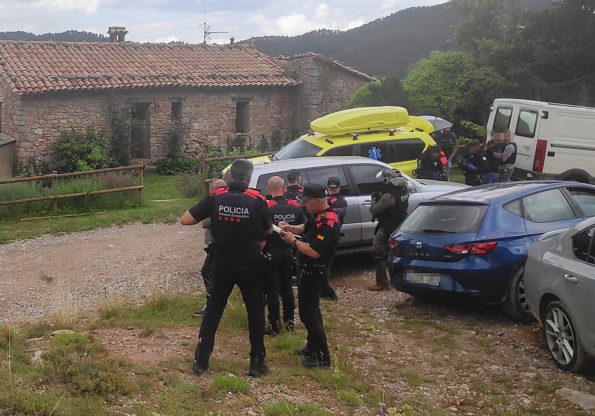 Dispositivo policial en el exterior de la masía de Les Llosses (Gerona), una vez reducido el atrincherado