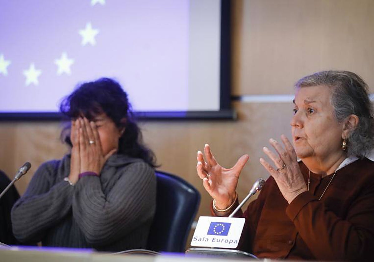Las madres de las dos españolas repatriadas en rueda de prensa el pasado enero