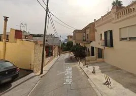 Desalojan a varios vecinos tras derrumbarse una parte de una casa en Palma
