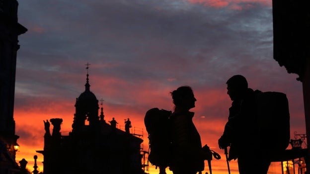 Una pareja de peregrinos, con la Catedral de fondo