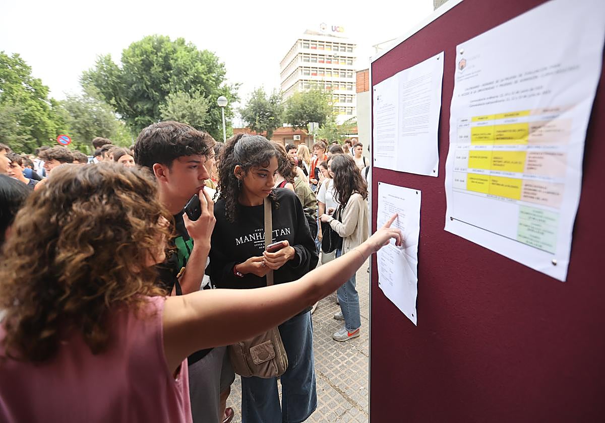 Instantes previos al inicio de la Selectividad de 2023 en Andalucía