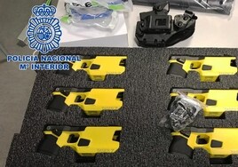 Diez pistolas eléctricas llevan almacenadas seis meses en Toledo, en la Jefatura Superior de Policía, por la falta de formación