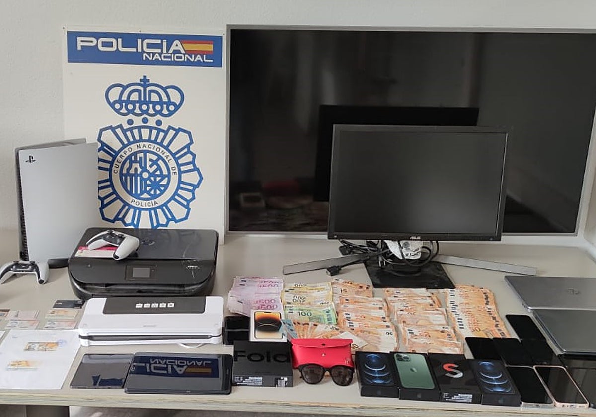 Dinero y objetos incautados durante la operación de los agentes