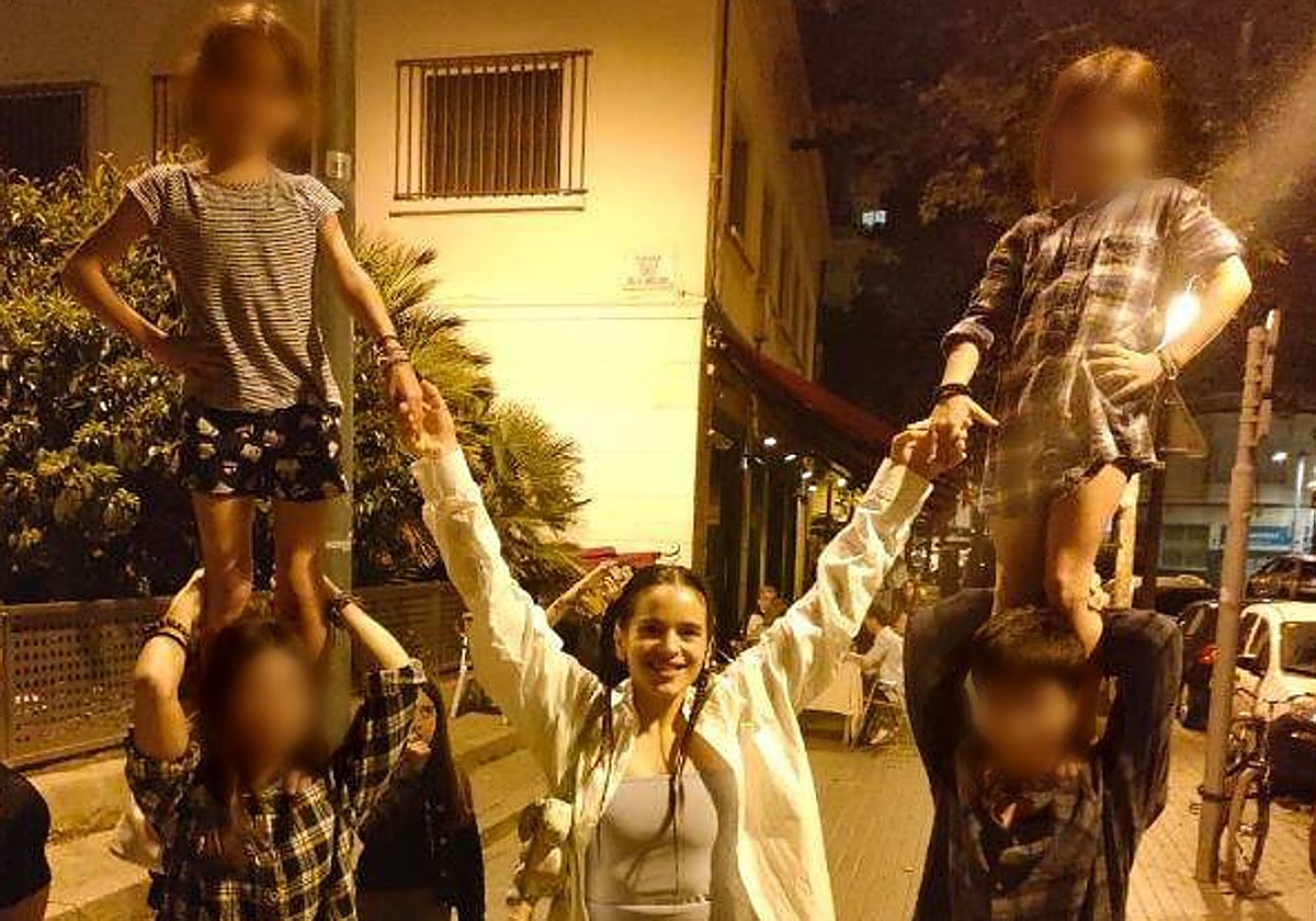 Rosalía, en medio de dos pilares humanos