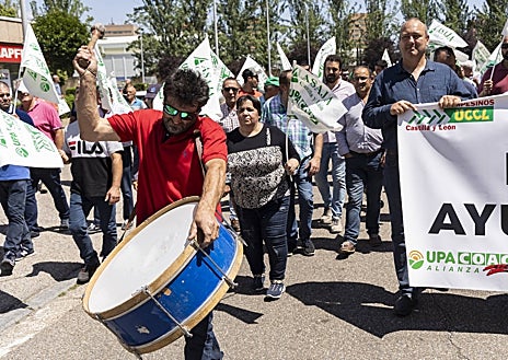 Imagen secundaria 1 - Agricultores y ganaderos de Castilla y León han salido este jueves a la calle para exigir ayudas ante la situación de sequía. Los dirigentes de las organizaciones agrarias han registrados sendos escritos con sus peticiones al Gobierno y la Junta