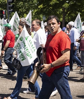 Imagen secundaria 2 - Agricultores y ganaderos de Castilla y León han salido este jueves a la calle para exigir ayudas ante la situación de sequía. Los dirigentes de las organizaciones agrarias han registrados sendos escritos con sus peticiones al Gobierno y la Junta