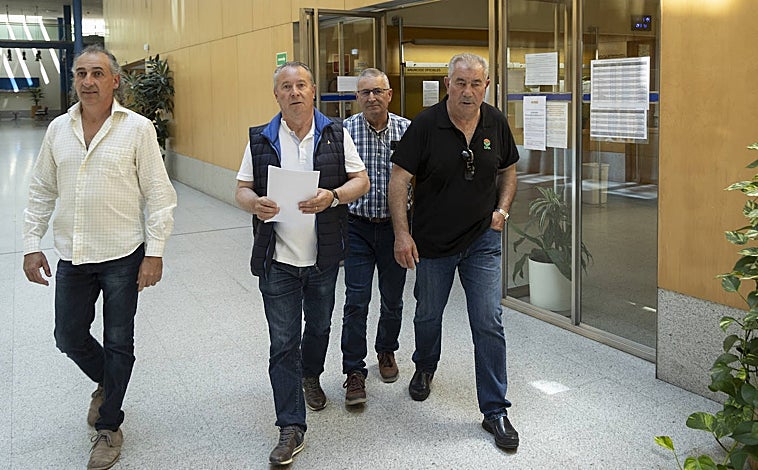 Imagen principal - Agricultores y ganaderos de Castilla y León han salido este jueves a la calle para exigir ayudas ante la situación de sequía. Los dirigentes de las organizaciones agrarias han registrados sendos escritos con sus peticiones al Gobierno y la Junta