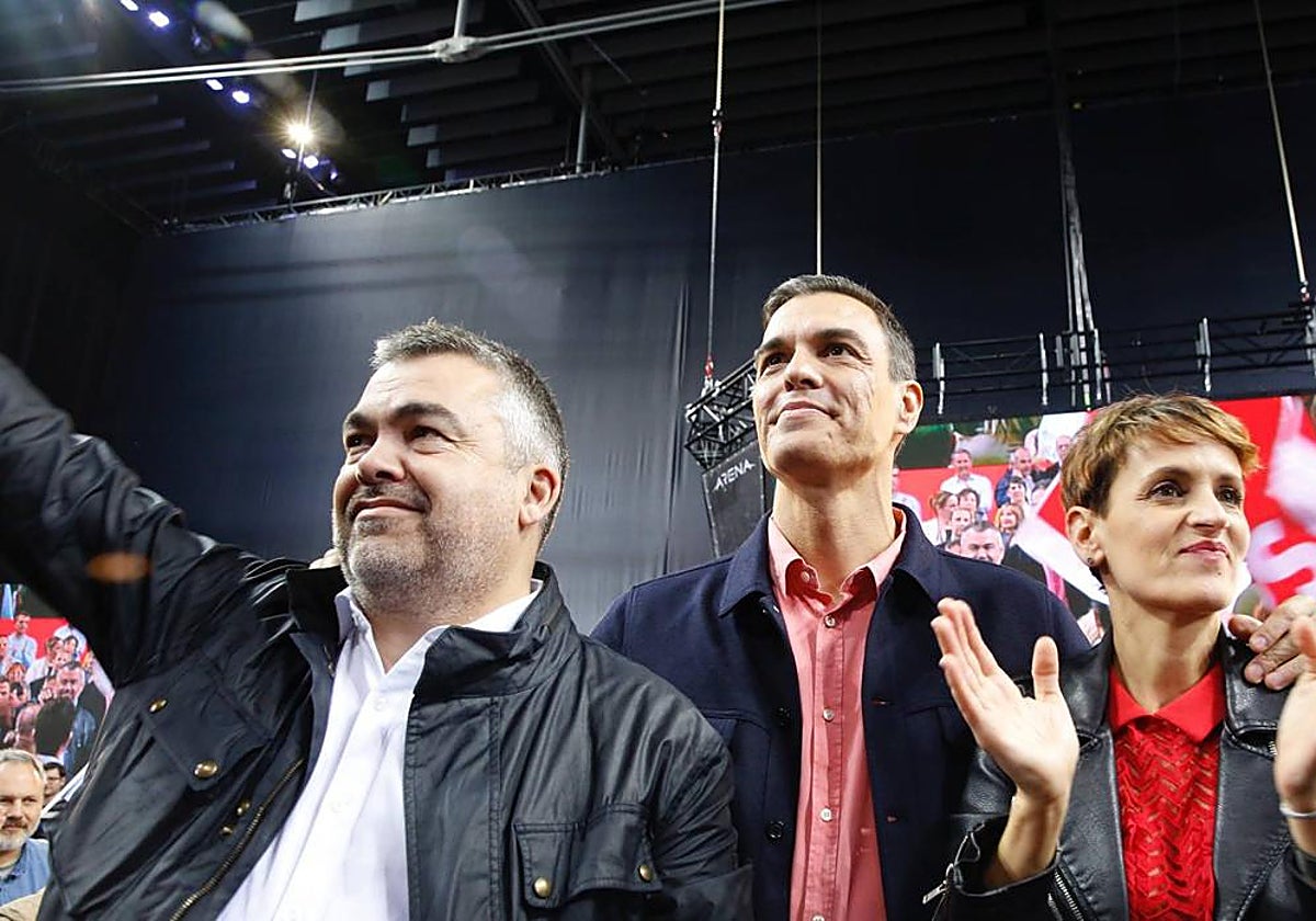 Santos Cerdán, a la izquierda, con Pedro Sánchez