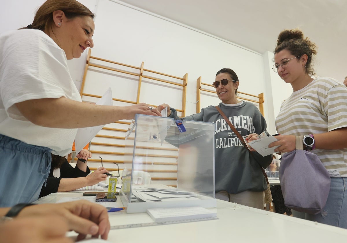 Dos personas votan en las pasadas municipales