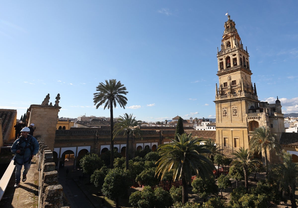 El campanario de la Mezquita-Catedral visto desde una de sus cubiertas principales