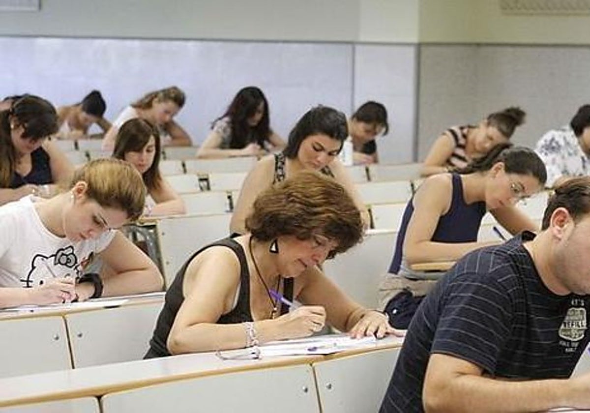 Opositores durante un examen