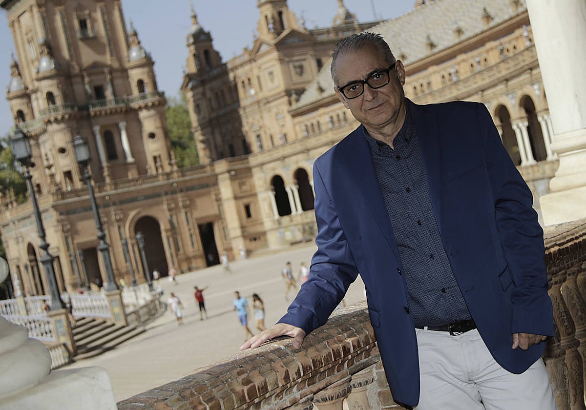 Joaquín Páez, en la Plaza de España de Sevilla, donde se ubica la sede de la CHG