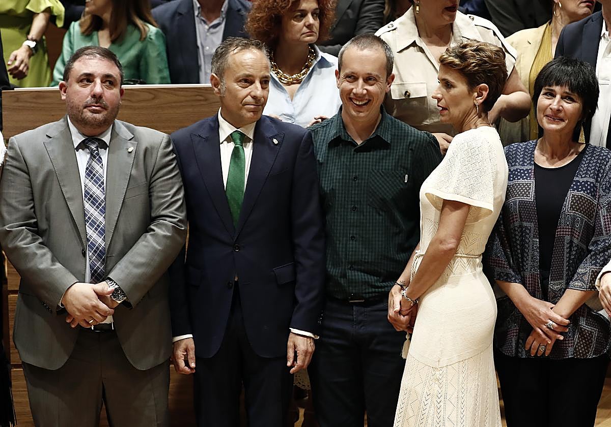 Foto de familia de los nuevos parlamentarios navarros