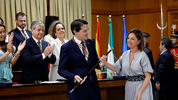 El alcalde con su antecesora, Isabel Ambrosio, en 2019