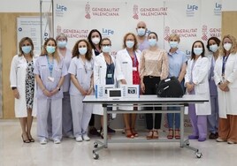 El Colegio de Enfermería de Valencia dona 12 relojes digitales y dos cicloergómetros para mejorar la estancia en Críticos de Anestesia de La Fe