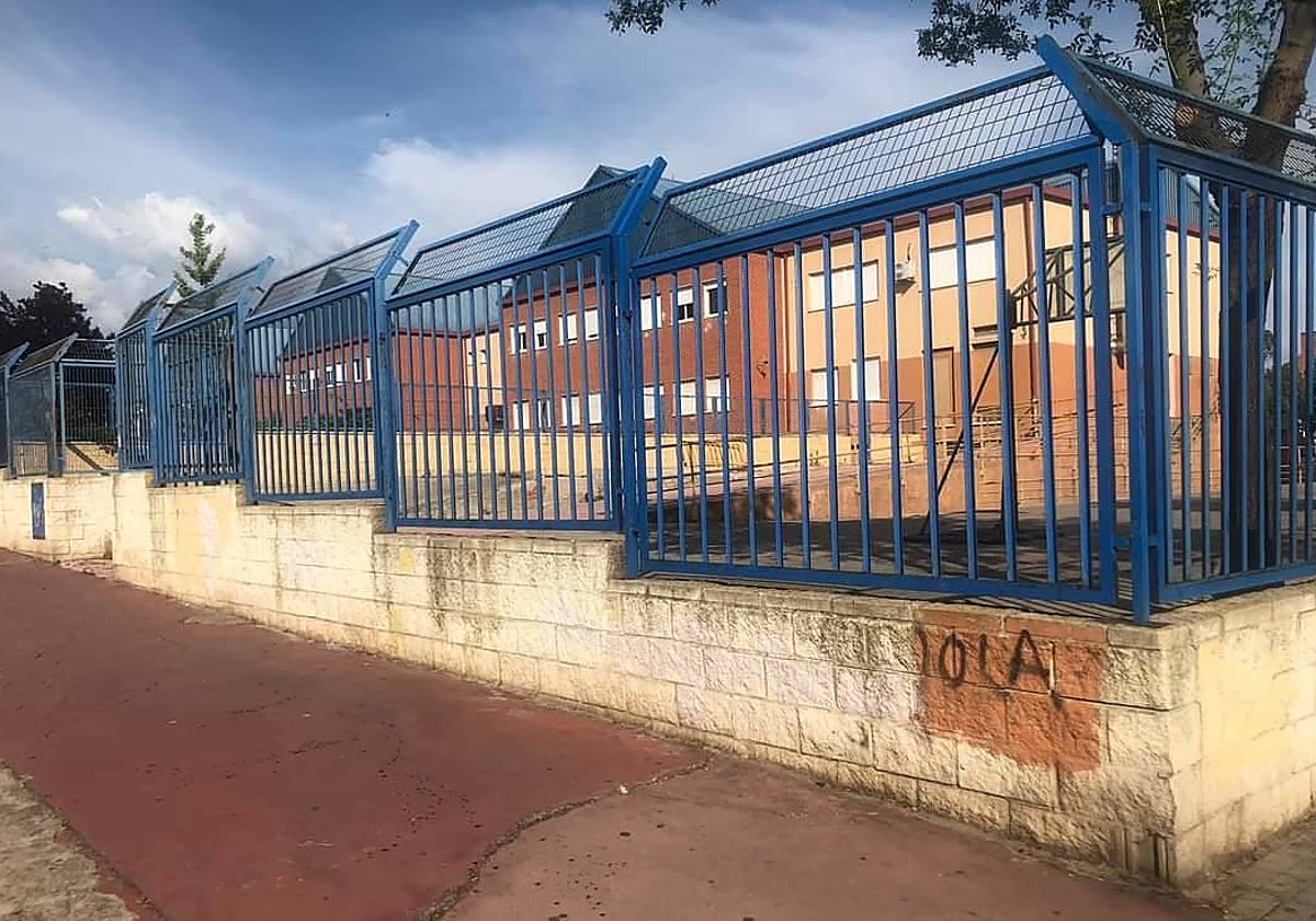 Restos de sangre tras la agresión, en las inmediaciones del instituto de Velilla