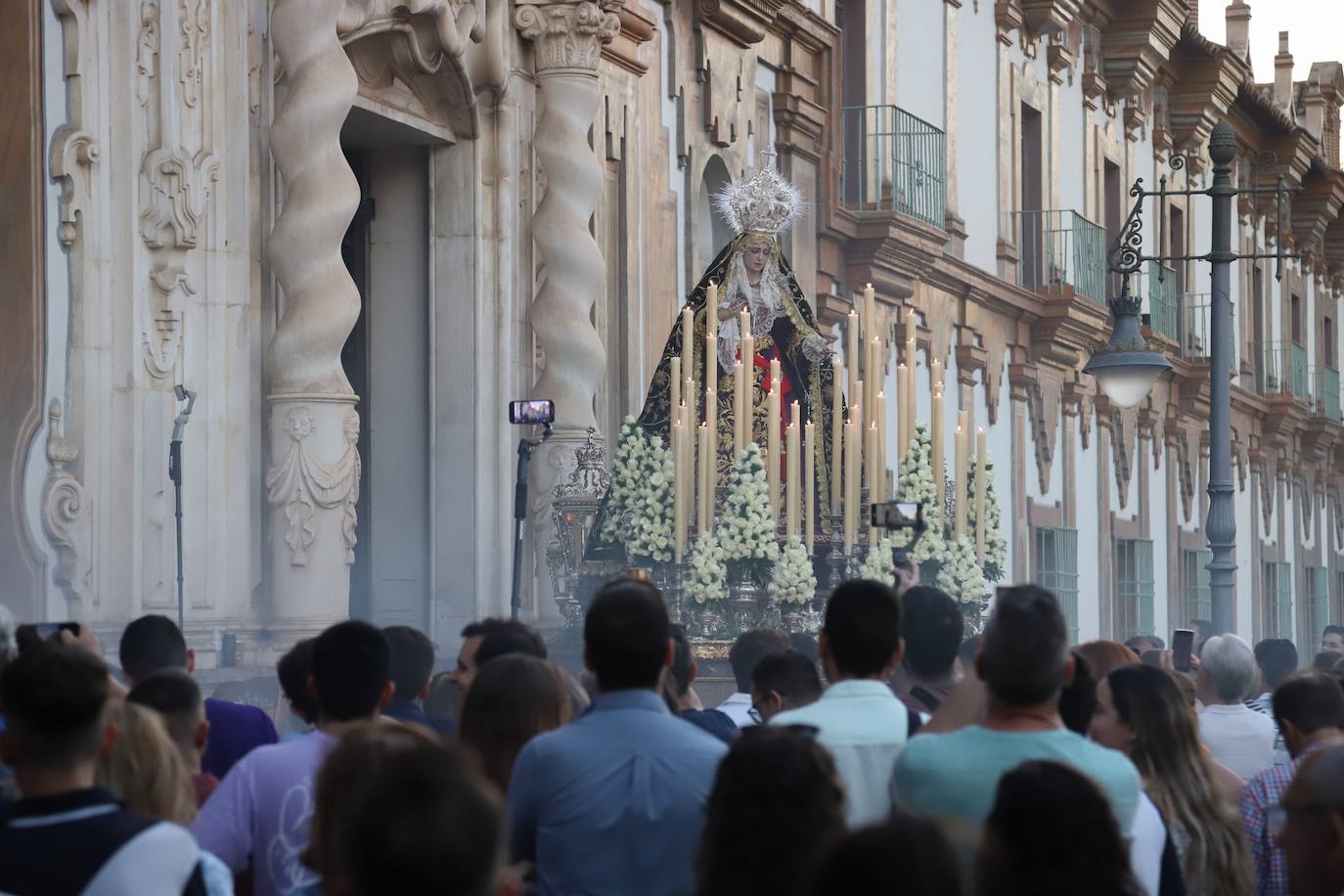 La procesión de la Virgen de la Quinta Angustia en Córdoba, en imágenes