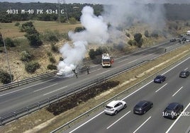 Un coche ardiendo provoca importantes retenciones en la M-40