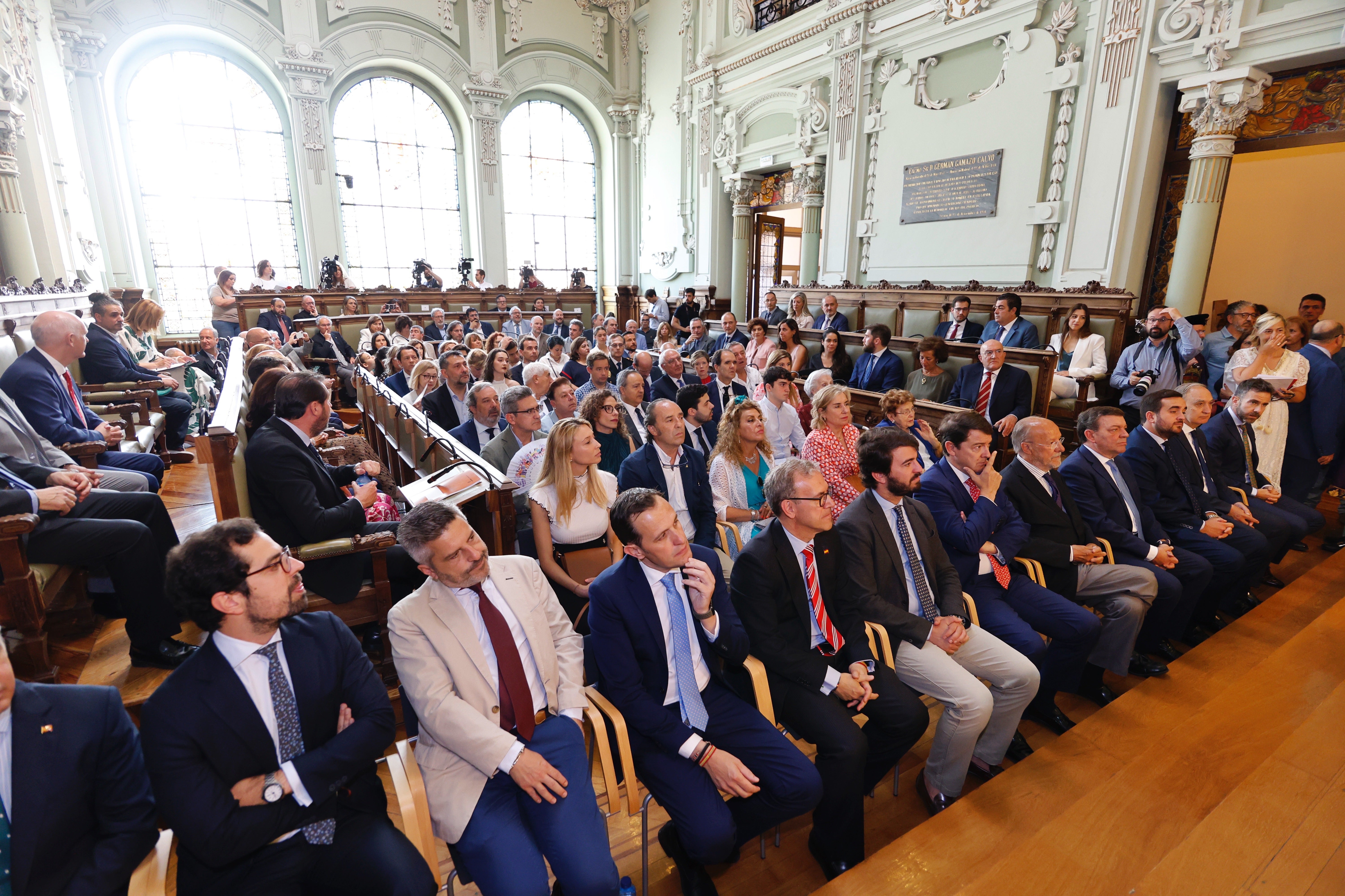 Abarrotado Salón de Plenos en Valladolid, con Mañueco, Gallardo y De la Riva, en primera fila