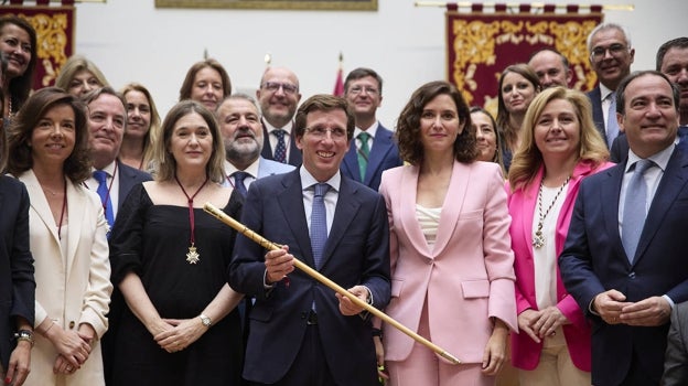 Foto de familia del grupo municipal del PP, junto a Isabel Díaz Ayuso, tras el pleno de investidura